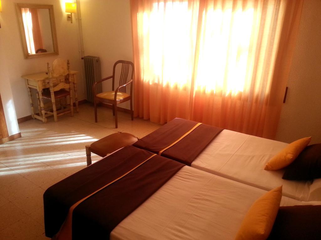 Hotel Hostal Del Sol ซานต์เฟลิอูเดกีโซลส์ ภายนอก รูปภาพ