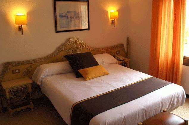 Hotel Hostal Del Sol ซานต์เฟลิอูเดกีโซลส์ ภายนอก รูปภาพ