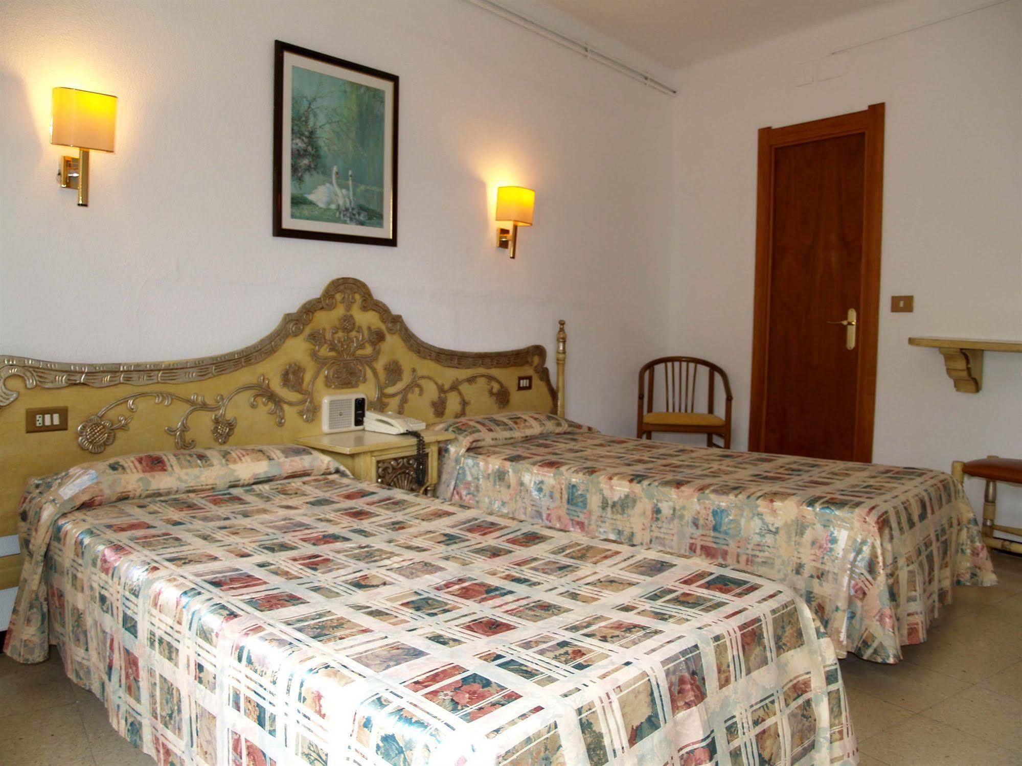 Hotel Hostal Del Sol ซานต์เฟลิอูเดกีโซลส์ ภายนอก รูปภาพ