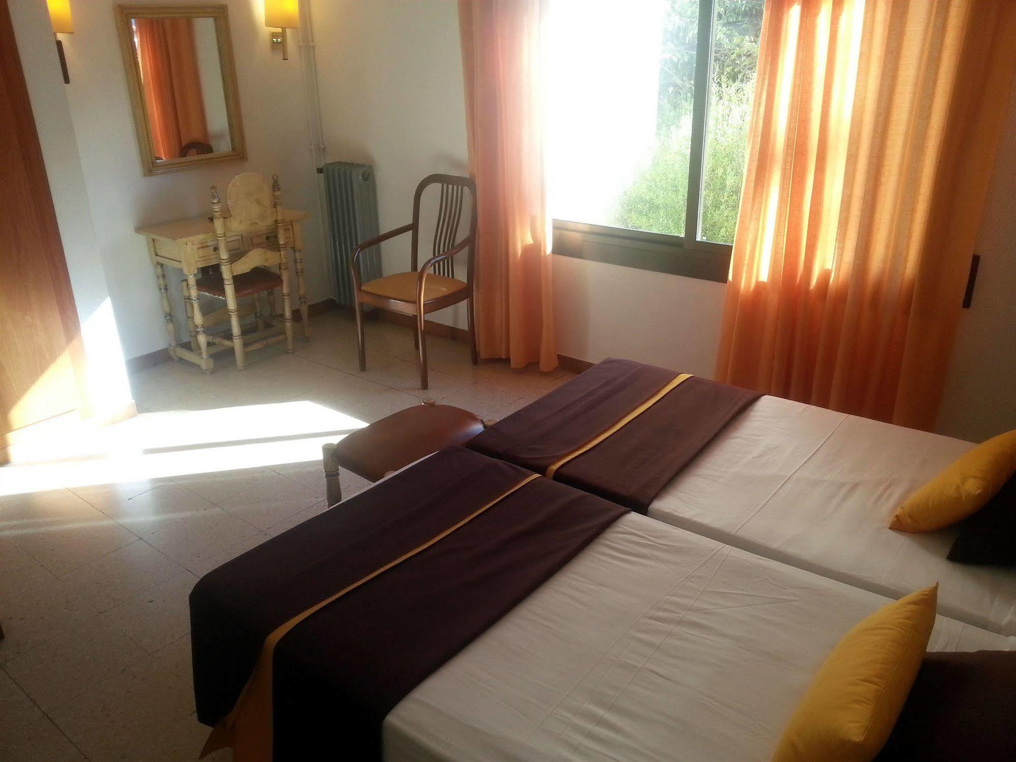 Hotel Hostal Del Sol ซานต์เฟลิอูเดกีโซลส์ ภายนอก รูปภาพ