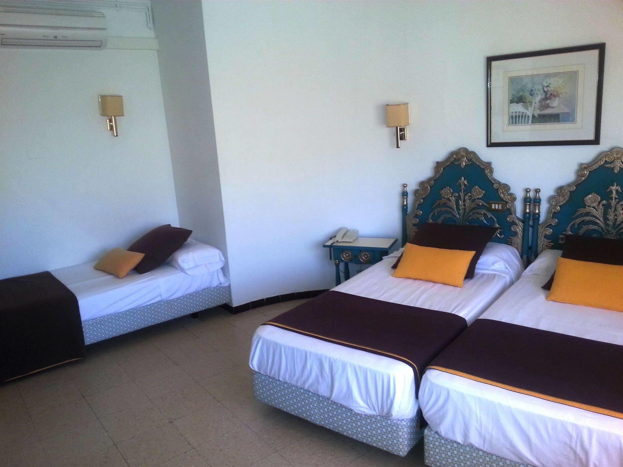 Hotel Hostal Del Sol ซานต์เฟลิอูเดกีโซลส์ ภายนอก รูปภาพ