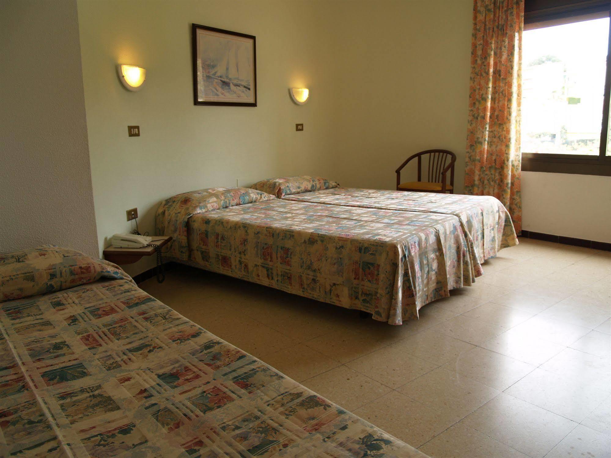 Hotel Hostal Del Sol ซานต์เฟลิอูเดกีโซลส์ ภายนอก รูปภาพ