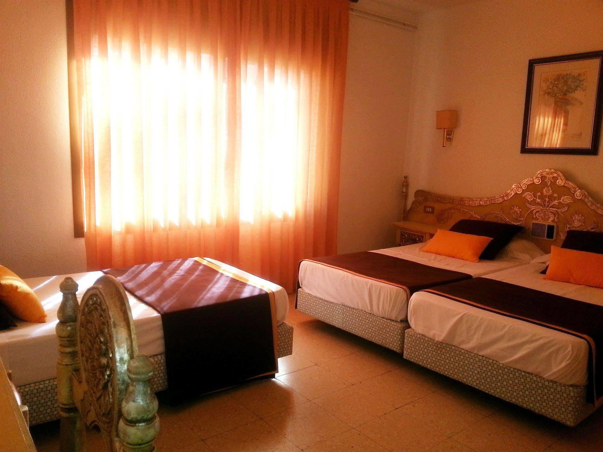 Hotel Hostal Del Sol ซานต์เฟลิอูเดกีโซลส์ ภายนอก รูปภาพ
