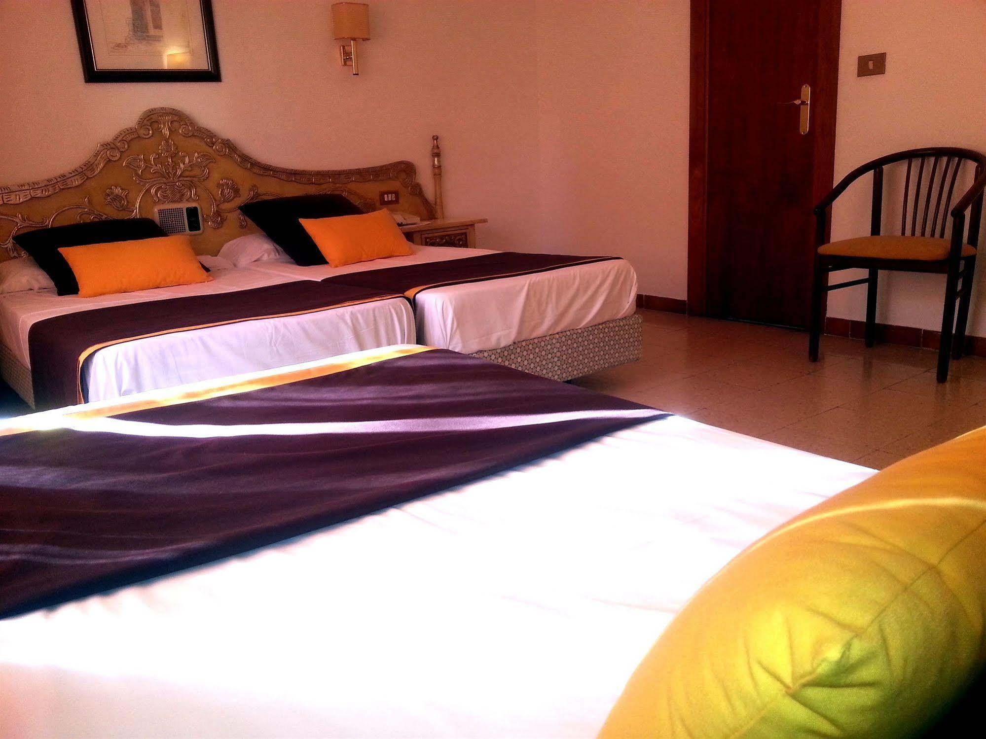 Hotel Hostal Del Sol ซานต์เฟลิอูเดกีโซลส์ ภายนอก รูปภาพ