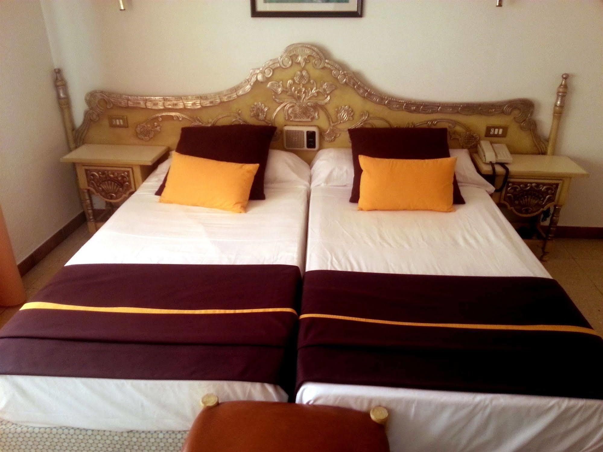 Hotel Hostal Del Sol ซานต์เฟลิอูเดกีโซลส์ ภายนอก รูปภาพ