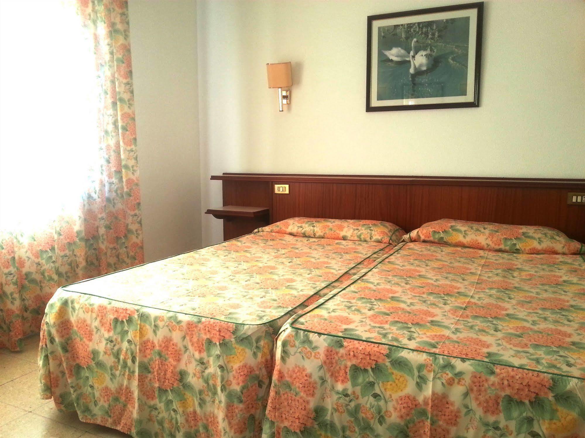 Hotel Hostal Del Sol ซานต์เฟลิอูเดกีโซลส์ ภายนอก รูปภาพ