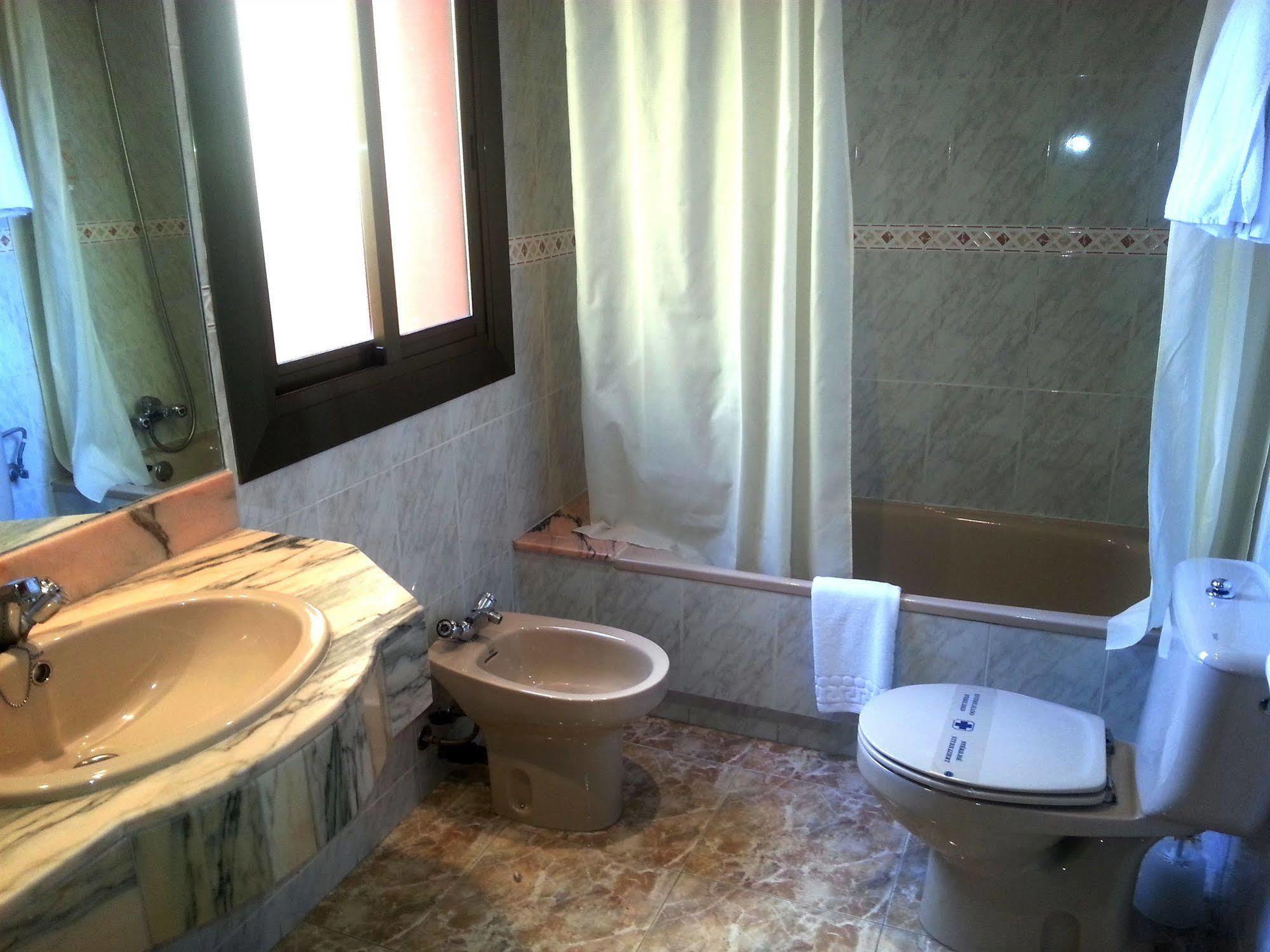 Hotel Hostal Del Sol ซานต์เฟลิอูเดกีโซลส์ ภายนอก รูปภาพ
