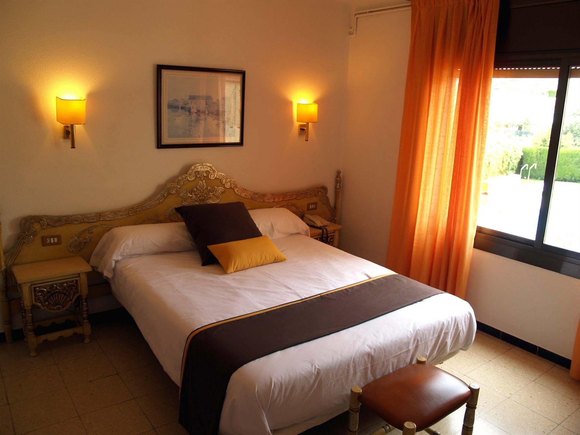 Hotel Hostal Del Sol ซานต์เฟลิอูเดกีโซลส์ ภายนอก รูปภาพ