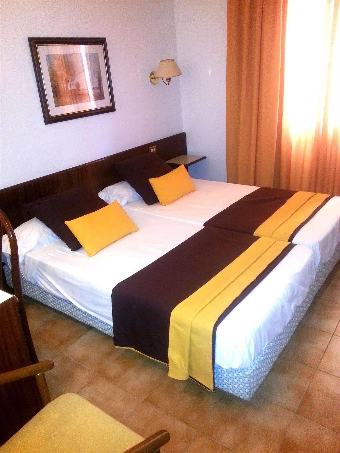 Hotel Hostal Del Sol ซานต์เฟลิอูเดกีโซลส์ ภายนอก รูปภาพ
